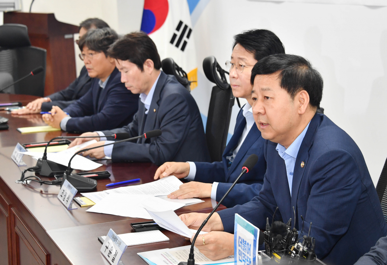 구윤철(오른쪽) 기획재정부 차관이 25일 여의도 국회에서 열린 '2019년 제2차 당정 확대 재정관리점검회의'에 참석해 모두발언을 하고 있다. [기획재정부 제공]