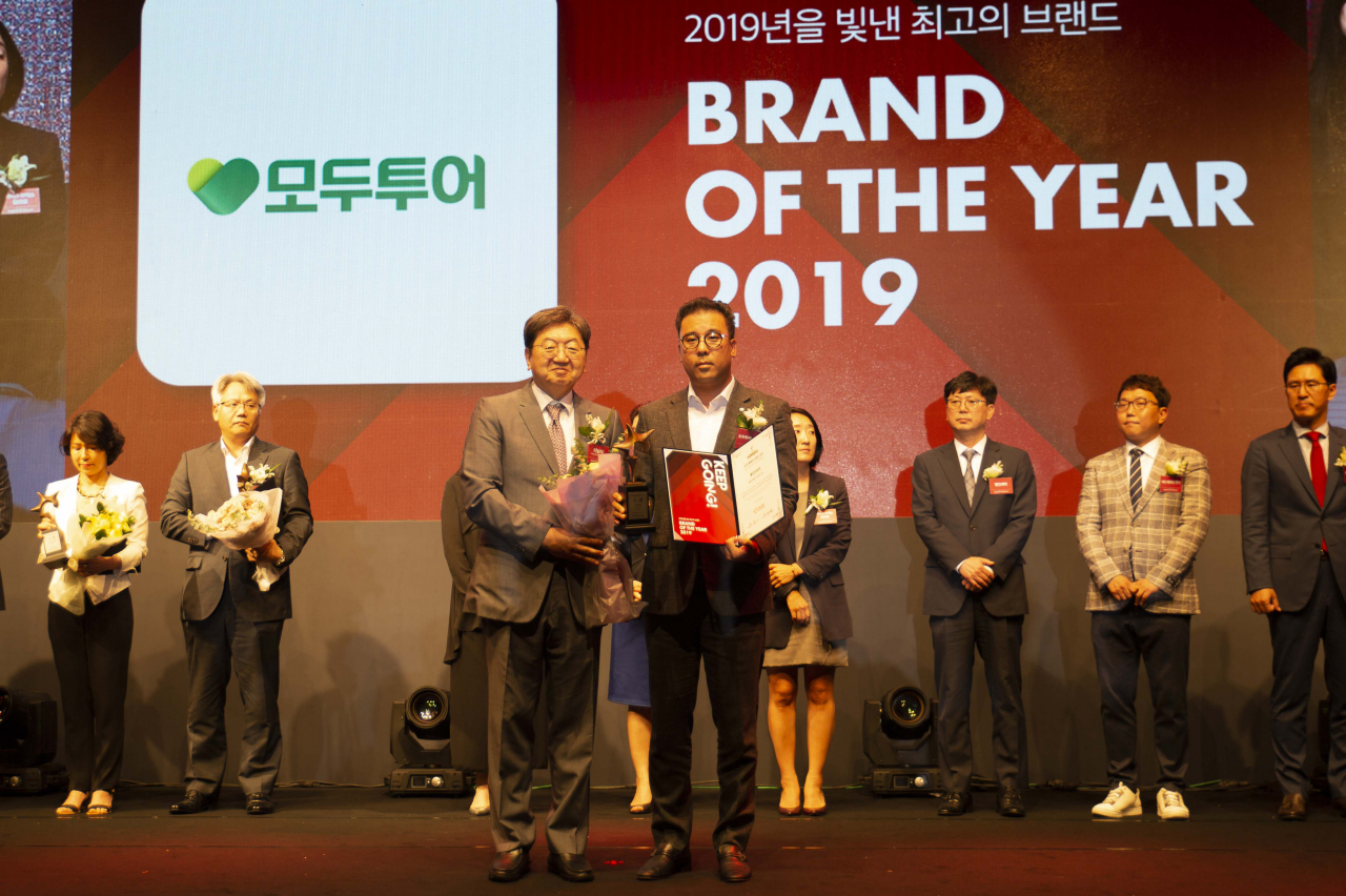 모두투어 경영지원본부 우준열 본부장(사진 오른쪽)이 2019 브랜드 대상 시상식에서 수상하고 있다