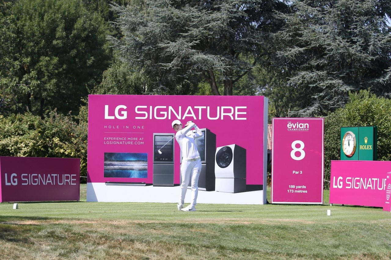 LG전자가 LPGA 메이저 골프대회인 ‘에비앙 챔피언십’에서 超프리미엄 ‘LG 시그니처’를 적극 알리고 있다. 이번 대회에서 8번 홀은 ‘LG 시그니처 홀’로 운영된다. 박성현 선수가 'LG 시그니처 홀'에서 스윙하고 있는 모습. [LG전자제공]