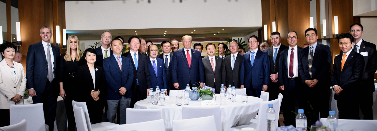 지난달 30일 도널드 트럼프 미국 대통령이 그랜드 하얏트 호텔에서 열린 한국 경제인 간담회에서 국내 주요 그룹 총수들과 기념촬영을 하고 있다. 앞줄 맨 오른쪽이 오창화 진원무역 대표. [사진=연합뉴스]