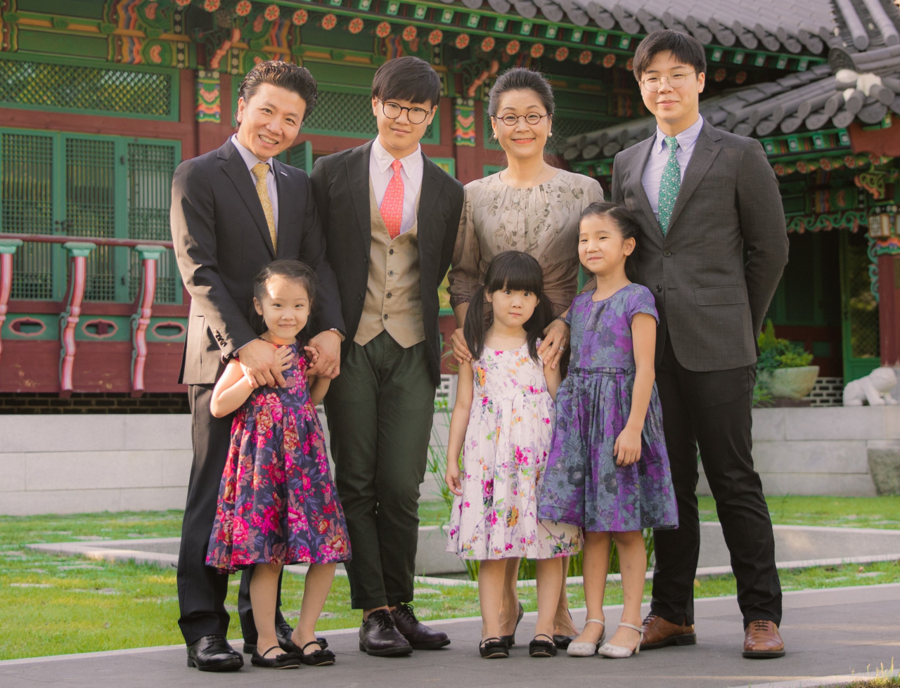 쌍둥이를 입양한 오창화 대표가 다섯 자녀와 함께 활짝 웃고 있다. 오 대표 부부 앞에 서있는 쌍둥이(앞줄 왼쪽부터 첫번째 두번째)가 가슴으로 낳은 두 딸이다. [사진=진원무역]