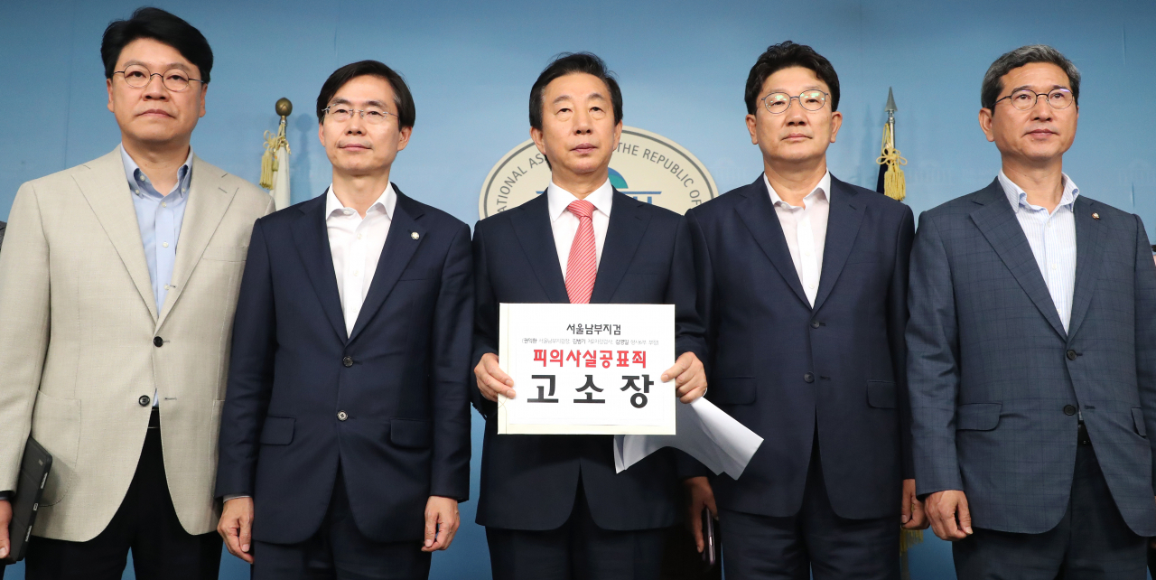 자유한국당 김성태 의원(가운데)이 22일 오후 국회 정론관에서 동료 의원들과 함께 서울남부지검의 'KT 수사결과 발표'와 관련, 입장을 밝히고 있다. 서울남부지검 형사6부는 이날 "국회의원의 직무와 관련해 자녀를 부정채용한 혐의가 인정된다"며 김 의원을 뇌물수수 혐의로 불구속기소 했다고 밝혔다. [연합]