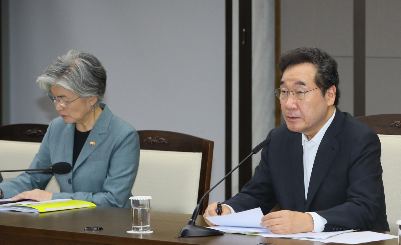 이낙연 국무총리가 25일 세종시 정부세종청사에서 열린 국정현안점검 조정회의에서 모두발언하고 있다. 왼쪽은 강경화 외교장관.［연합］