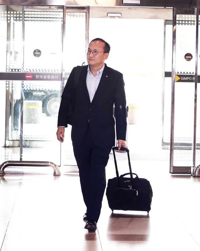 지난 21일 일본 출장길에 오른 이석희 SK하이닉스 사장. 이 사장은 일본 수출규제에 대응해 현지 협력사와 원자재 수급 방안을 논의한 후 23일 귀국했다. [SK하이닉스 제공]
