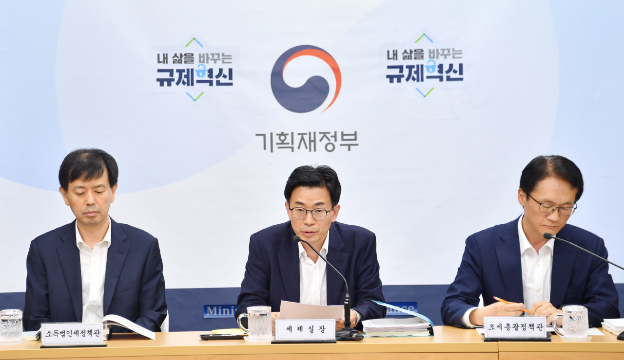 김병규(가운데) 기획재정부 세제실장이 지난 22일 정부세종청사에서 '2019년 세법개정안 상세브리핑'과 관련한 사전 브리핑에서 모두발언을 하고 있다. [기획재정부 제공]