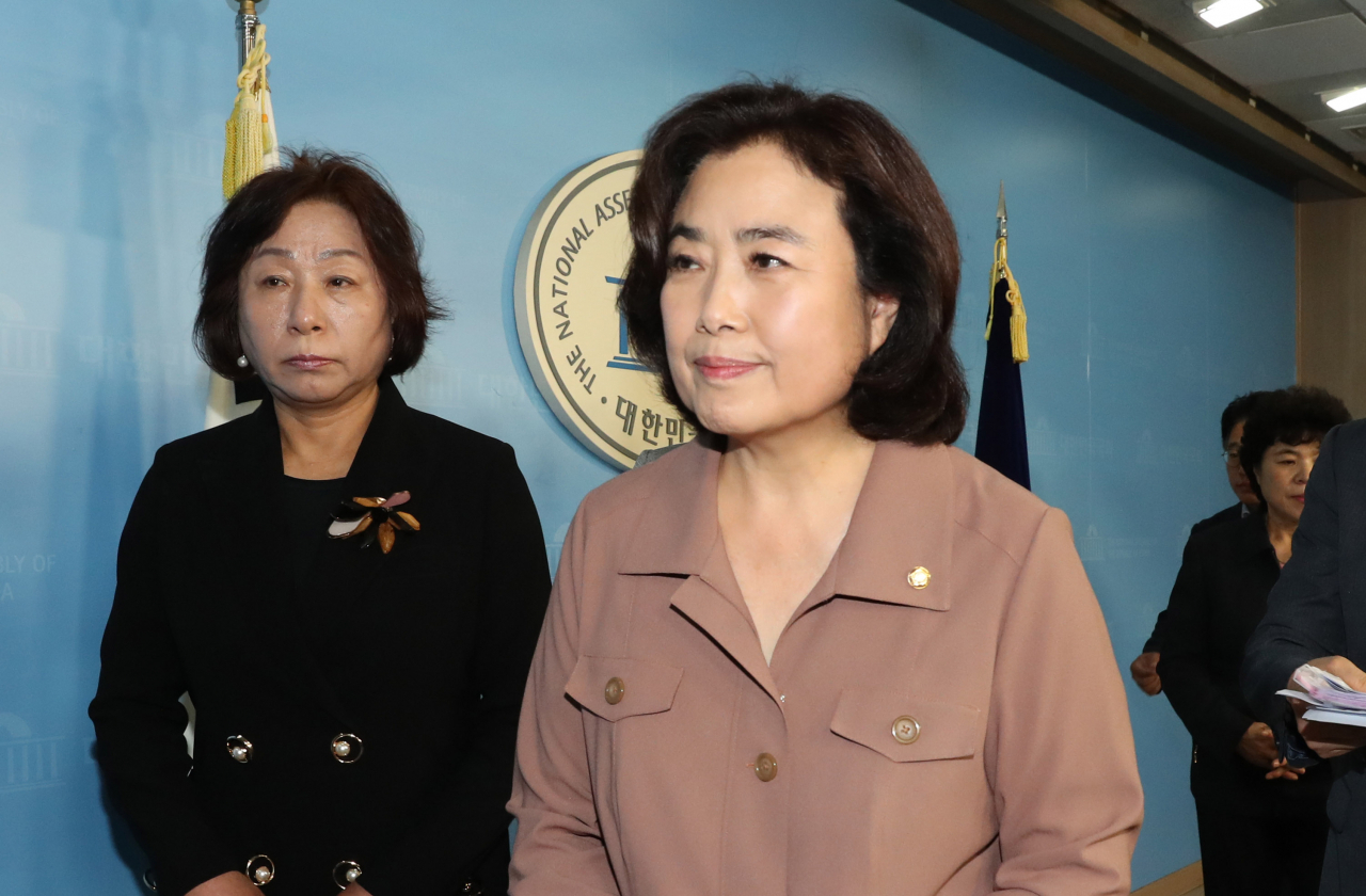 국회 국토교통위원장직 사퇴를 거부하고 있는 박순자 자유한국당 의원이 25일 오전 사퇴 거부 이유 등을 밝히는 기자회견을 마치고 국회 정론관을 나서고 있다. [연합]