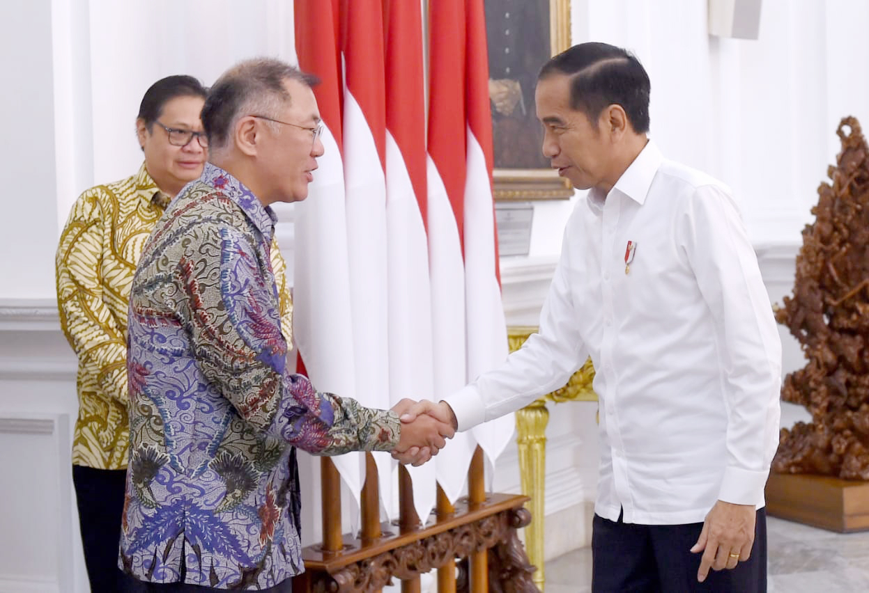 현대차그룹 정의선 수석부회장이 인도네시아 조코 위도도(Joko Widodo) 대통령과 25일 자카르타 대통령궁에서 면담하고 상호 협력 방안에 대해 논의했다. 사진은 정의선 수석부회장(왼쪽)이 인도네시아 조코 위도도 대통령이 악수를 나누는 모습. [현대차 제공]