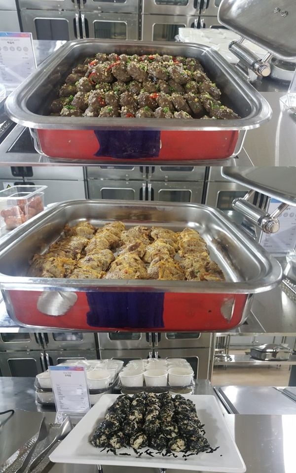 광주수영대회 선수촌식당에 준비된 떡갈비, 육전, 주먹밥. [광주수영대회 조직위원회]