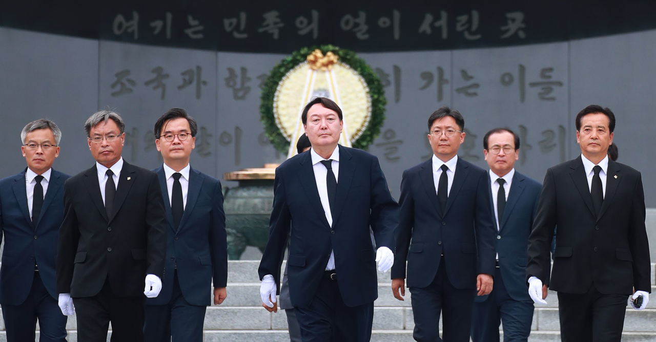 윤석열 신임 검찰총장이 25일 오후 서울 동작구 국립서울현충원을 찾아 현충탑 앞에서 참배를 마친 뒤 이동하고 있다. 연합뉴스