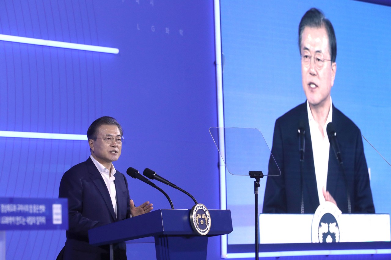 President Moon Jae-in acknowledges the LG Chem-Gumi deal on Thursday at Gumi Convention Center. (Yonhap)