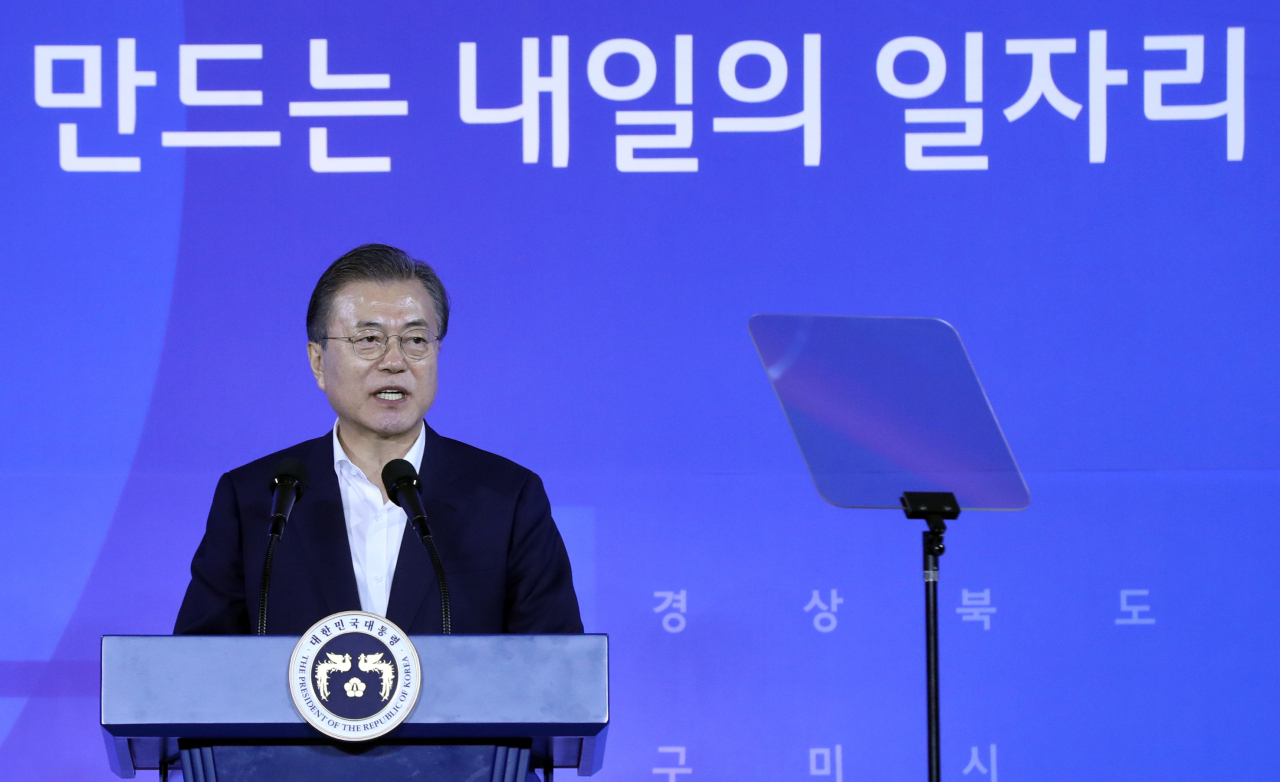 문재인 대통령이 25일 오후 경북 구미 컨벤션센터인 구미코에서 '상생형 구미 일자리 투자 협약식' 후 인사말을 하고 있다. 이날 LG화학은 경북도, 구미시와 구미국가산업5단지 전기차 배터리 양극재 공장 신설 협약을 했다. [연합]