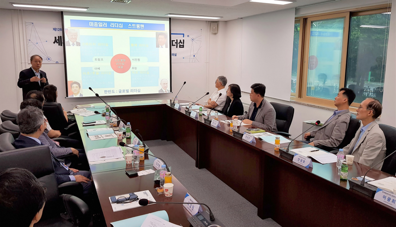 김택환(왼쪽) 경기대 교수가 25일 서울 불광동 한국행정연구원에서 안성호(오른쪽 첫번째) 연구원장 등이 참석한 가운데 열린 세종국가리더십센터 주최 ‘세계 경제패권전쟁과 한반도 뉴리더십’ 세미나에서 주제발표를 하고 있다.