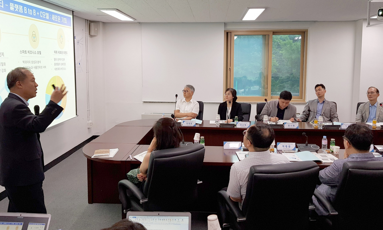 김택환(왼쪽) 경기대 교수가 25일 서울 불광동 한국행정연구원에서 안성호(오른쪽 첫번째) 연구원장 등이 참석한 가운데 열린 세종국가리더십센터 주최 ‘세계 경제패권전쟁과 한반도 뉴리더십’ 세미나에서 주제발표를 하고 있다.