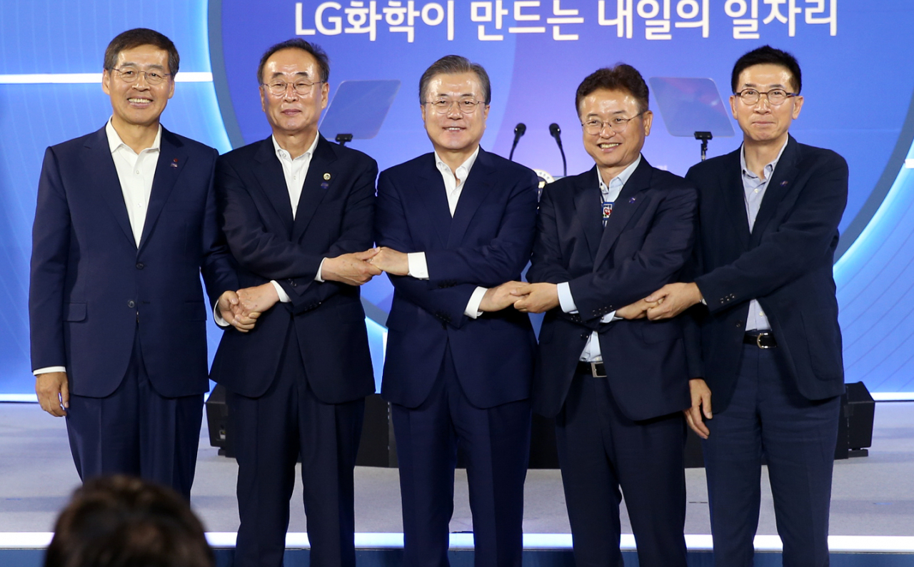 25일 구미컨벤션센터에서 열린 상생형 구미 일자리 사업 투자 협약식에 참석한 신학철 LG화학 대표이사, 장세용 구미시장, 문재인 대통령, 이철우 경북지사 등이 손을 맞잡고 기념촬영을 하고 있다.[경북도 제공]