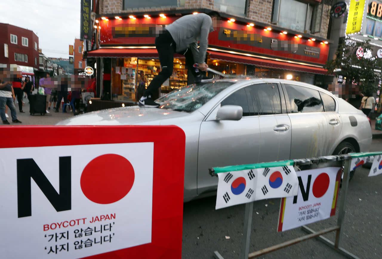 인천 구월문화로상인회 회원들이 지난 23일 인천시 남동구 구월동 한 상가 밀집 지역에서 열린 '일본 경제보복 규탄 불매운동 선언 행사'에서 렉서스 승용차를 부수는 퍼포먼스를 하고 있다. [연합]