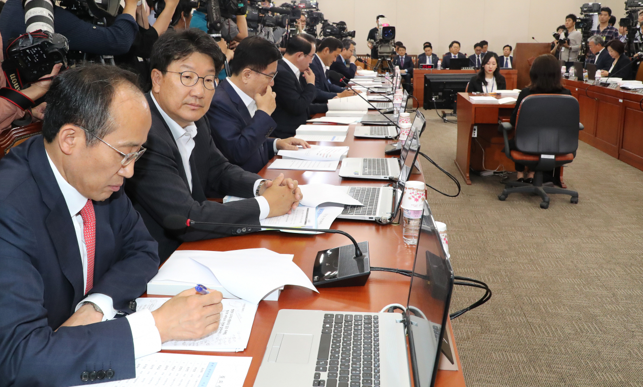 자유한국당 추경호(왼쪽부터), 권성동 의원 등이 26일 오전 국회에서 열린 김현준 국세청장 후보자 인사청문회에 참석해 자리하고 있다. [연합]