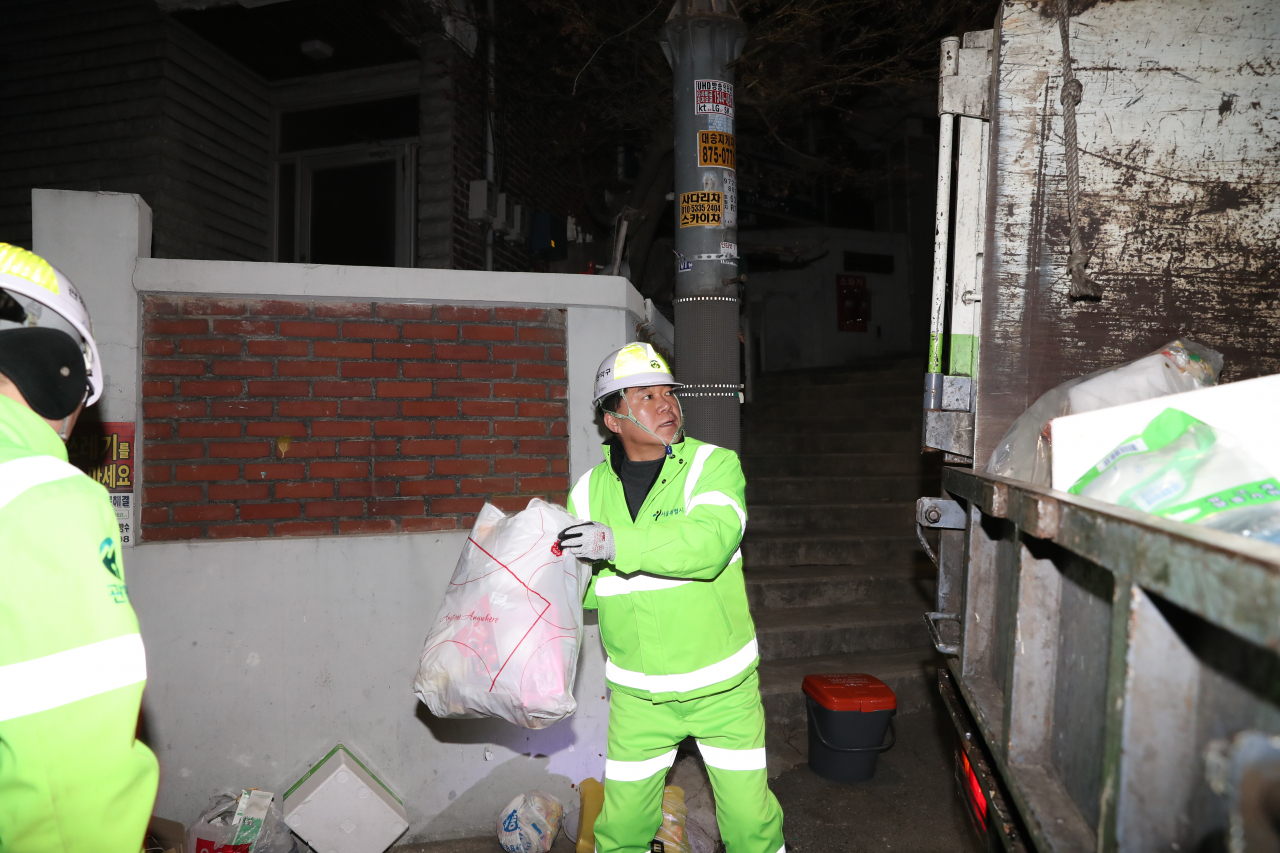 지난해 11월, 일일 환경미화원이 되어 배출된 재활용품 수거차량에 싣는 박준희 관악구청장. [관악구 제공]