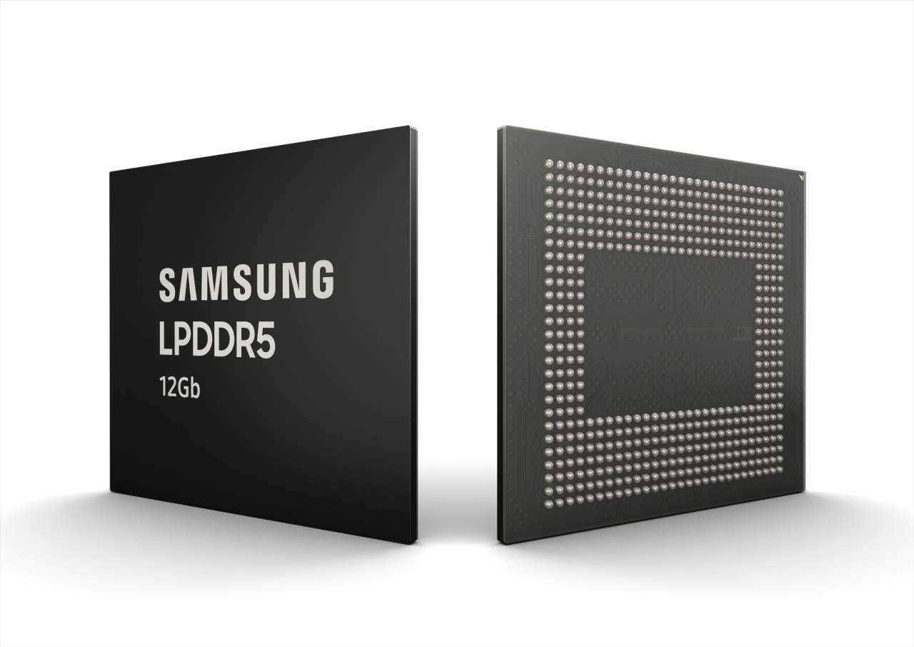 삼성전자가 세계 최초로 양산 체제에 돌입한 12Gb LPDDR5 D램.[삼성전자 제공]
