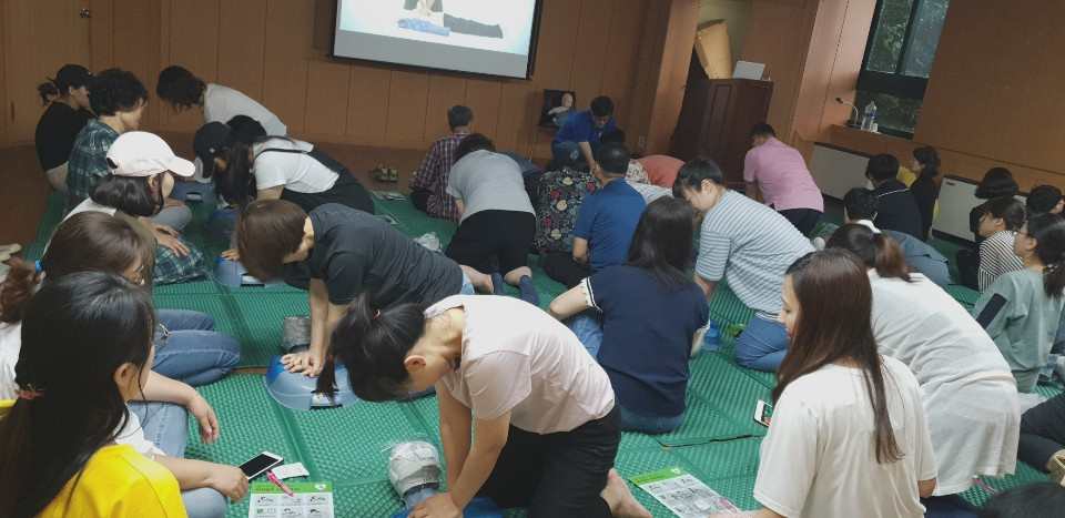 지난 16일 동작구 보건소 2층 보건교육실에서 실시된 응급처치 교육에 참여하고 있는 모습. [동작구 제공]