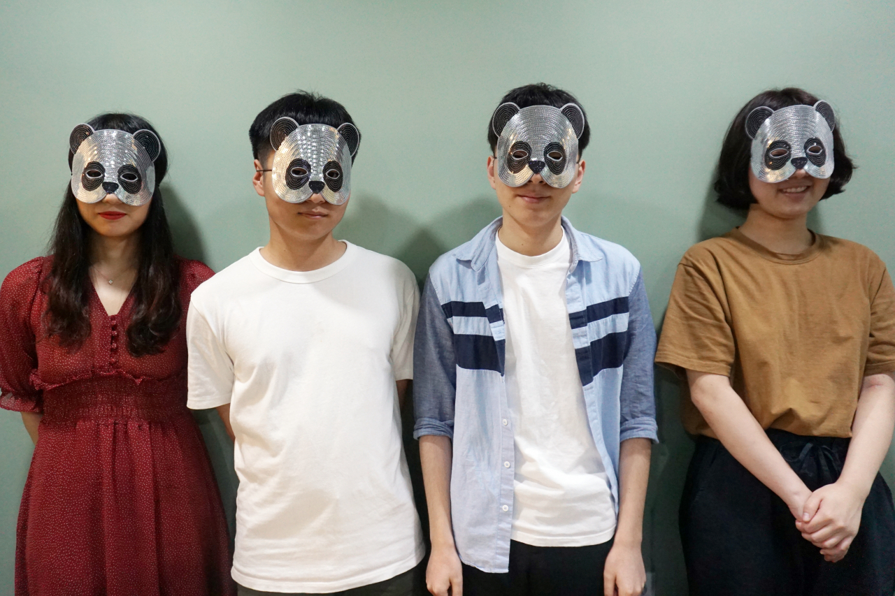 [23일 서울 신촌에서 열린 페미니즘 '복면 토론회'에 20대 남녀 4명이 참석해 토론을 펼쳤다. 김유진 기자/kacew@heraldcorp.com