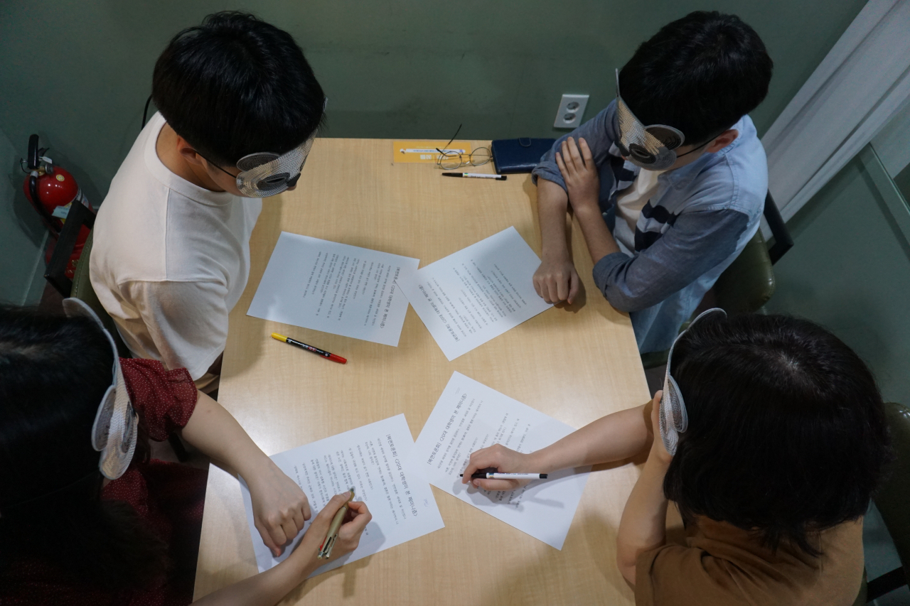 [23일 열린 복면토론회에서 토론에 집중하는 참가자들의 모습. 성기윤 기자/skysung@heraldcorp.com]