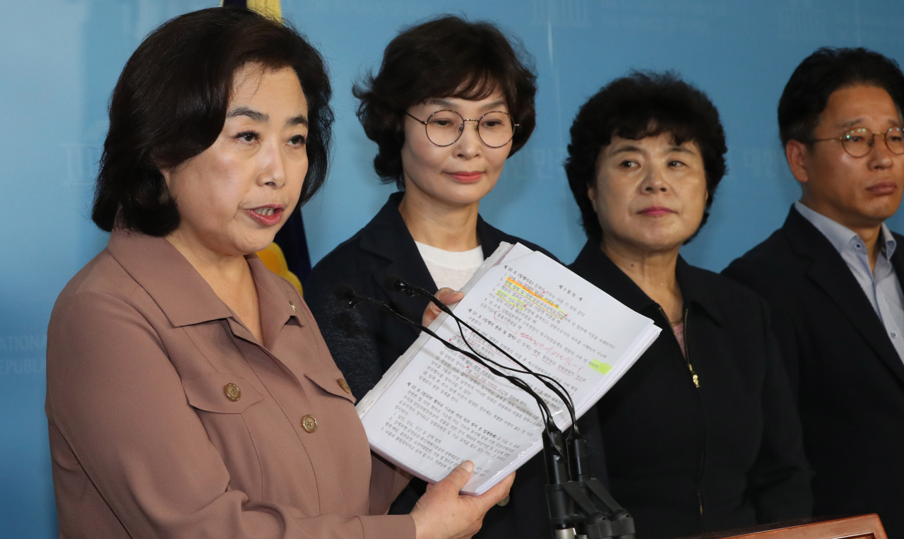 국회 국토교통위원장직 사퇴를 거부하고 있는 박순자 자유한국당 의원이 지난 25일 오전 국회 정론관에서 사퇴 거부 이유 등을 밝히는 기자회견을 하고 있다. [연합]