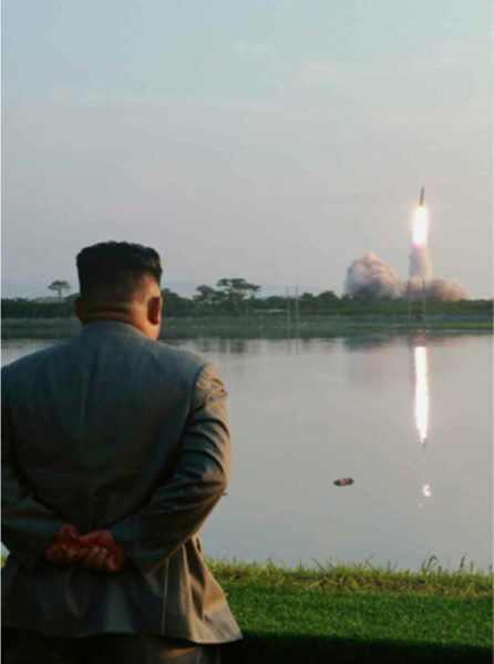 일본의 수출 규제 조치, 중국과 러시아 군용기의 한국방공식별구역(KADIZ) 진입 및 러시아 군용기의 독도 영공 침범, 북한의 단거리 탄도미사일 발사 등이 잇따르면서 한반도 외교안보정세가 격랑에 휩싸이고 있다. 김정은 북한 국무위원장이 25일 단거리탄도미사일 발사 장면을 지켜보고 있다. [노동신문 홈페이지 헤럴드DB]