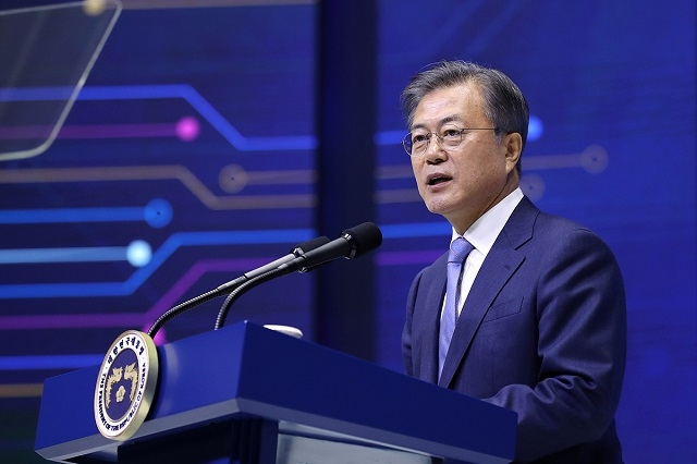 문재인 대통령은 지난 25일 경북 구미의 구미코에서 열린 '상생형 구미 일자리 투자 협약식'에서 "협상 시작 반년 만에 이끌어낸 노사민정 합의"라며 "일본의 수출 규제가 이어지고 있는 가운데, ‘우리는 할 수 있다’는 자신감을 다시 확인할 수 있었다"고 말했다. [청와대]