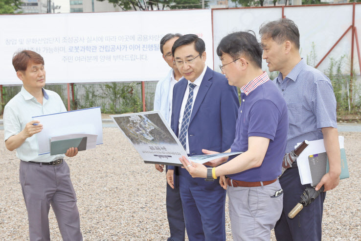 이동진(가운데 정장 차림) 서울 도봉구청장이 장마가 서울을 향해 북상 중이던 지난 25일 창동 신경제중심지 조성 현장을 찾아 추진 상황을 점검했다. 창동역 환승주차장 부지인 이 곳에는 49층 높이의 창업 및 문화산업단지가 2023년 5월 완공을 목표로 오는 9월 공사에 돌입한다.  [도봉구 제공]