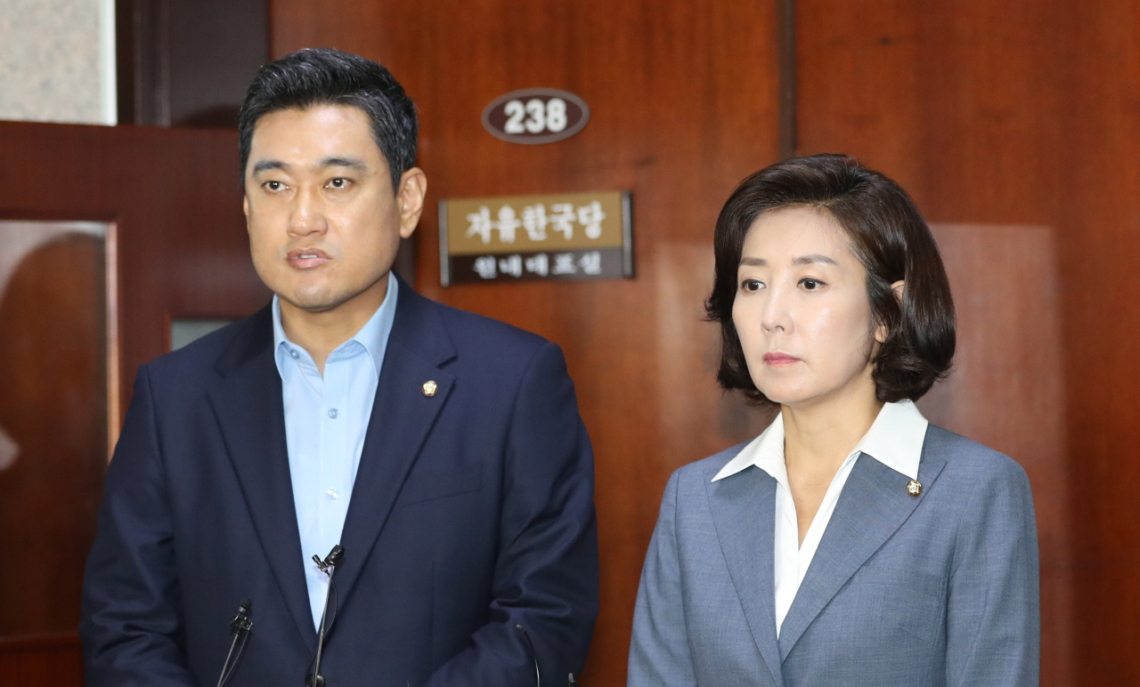 나경원 자유한국당 원내대표(오른쪽)와 오신환 바른미래당 원내대표가 26일 오전 국회에서 회동을 마친 뒤 "원포인트 안보 국회를 위해 오늘 오후에 임시국회 소집 요구안을 한국당과 바른미래당이 함께 제출하기로 했다"고 밝히고 있다. [연합]