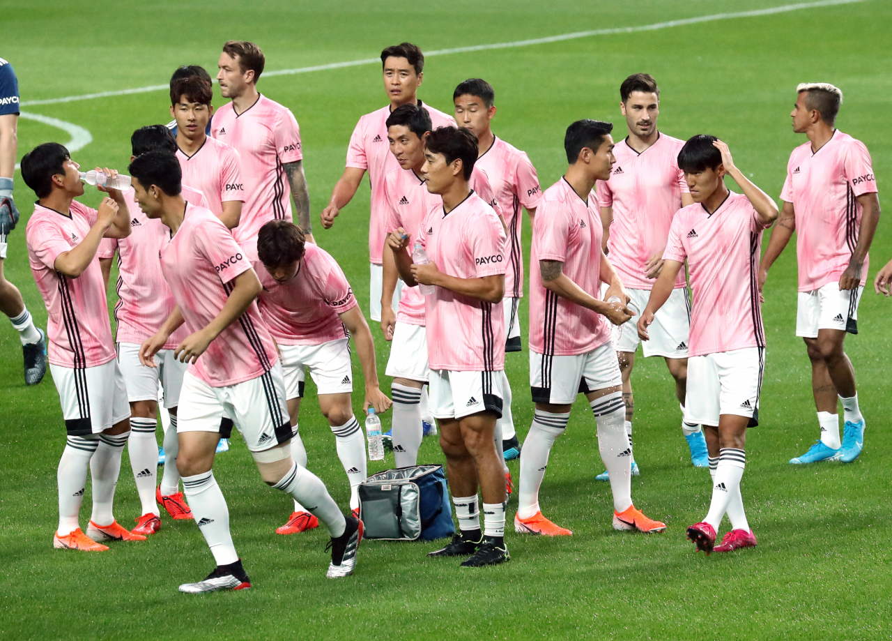 명문 축구구단 유벤투스와 경기를 하루 앞둔 K리그 올스타로 구성된 팀 K리그' 선수들이 25일 서울월드컵 경기장에서 훈련하고 있다. [연합]
