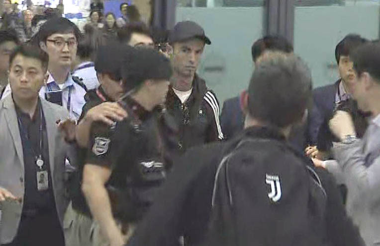 Soccer superstar Cristiano Ronaldo arrives at Incheon Airport on Friday. (Yonhap)