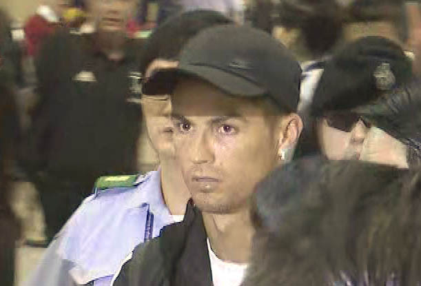Soccer superstar Cristiano Ronaldo arrives at Incheon Airport on Friday. (Yonhap)