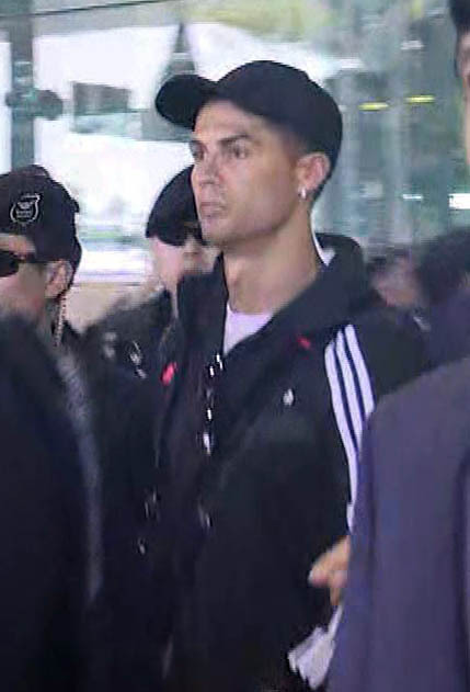 Soccer superstar Cristiano Ronaldo arrives at Incheon Airport on Friday. (Yonhap)