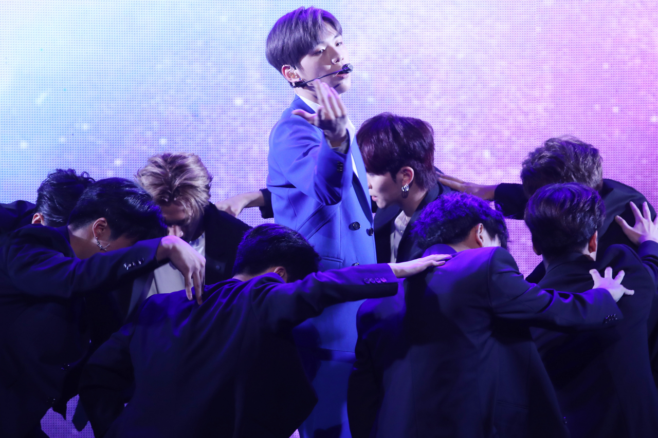 솔로 가수로 데뷔한 강다니엘의 쇼케이스 모습. [연합]