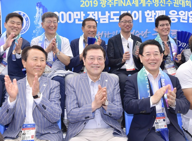 2019광주세계수영대회 경영 경기를 응원하고 있는 조영택 조직위 사무총장, 이용섭 광주시장, 김영록 전남지사.(사진 왼쪽부터) [광주수영대회 조직위원회]