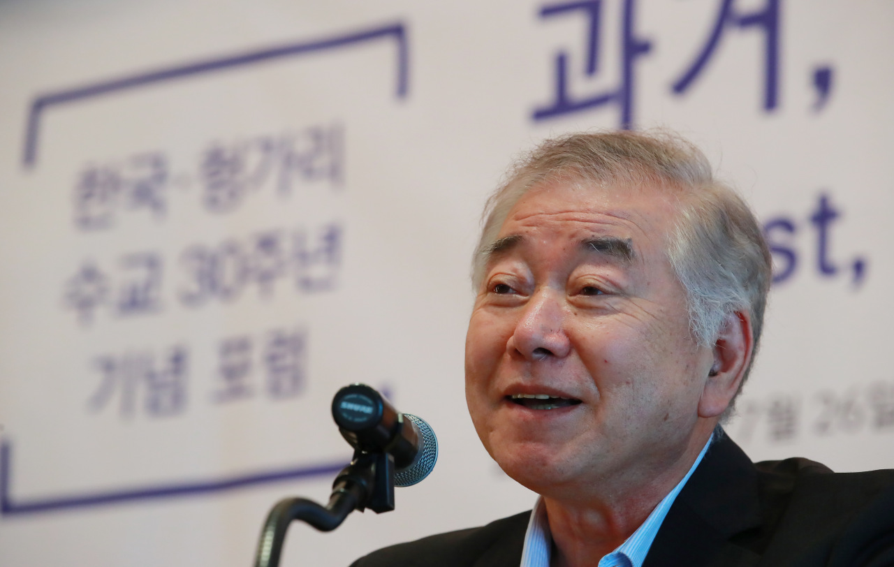 Moon Chung-in, special presidential adviser for unification, foreign and security affairs, speaks during a forum in Seoul on July 26, 2019, held to mark the 30th anniversary of the establishment of Korea-Hungary diplomatic relations. (Yonhap)
