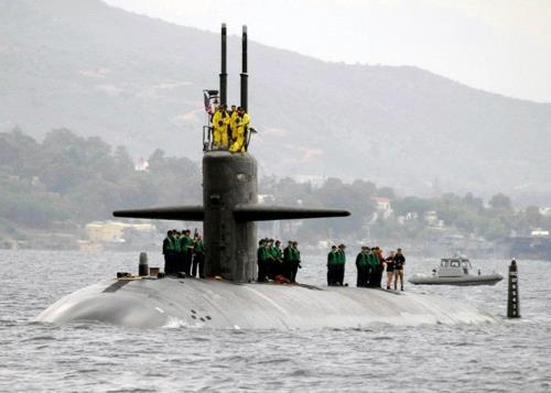 The 6,900-ton USS Oklahoma City is seen in this photo captured from the Facebook account of the US Navy. (Yonhap)