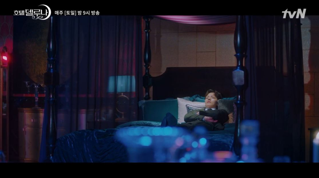 tvN 새 주말극 ‘호텔 델루나’ 방송 화면. CJ ENM 오쇼핑부문이 올 하반기 선보일 ‘까사리빙’ 침구 세트가 등장한다.[호텔 델루나 방송 화면 갈무리]