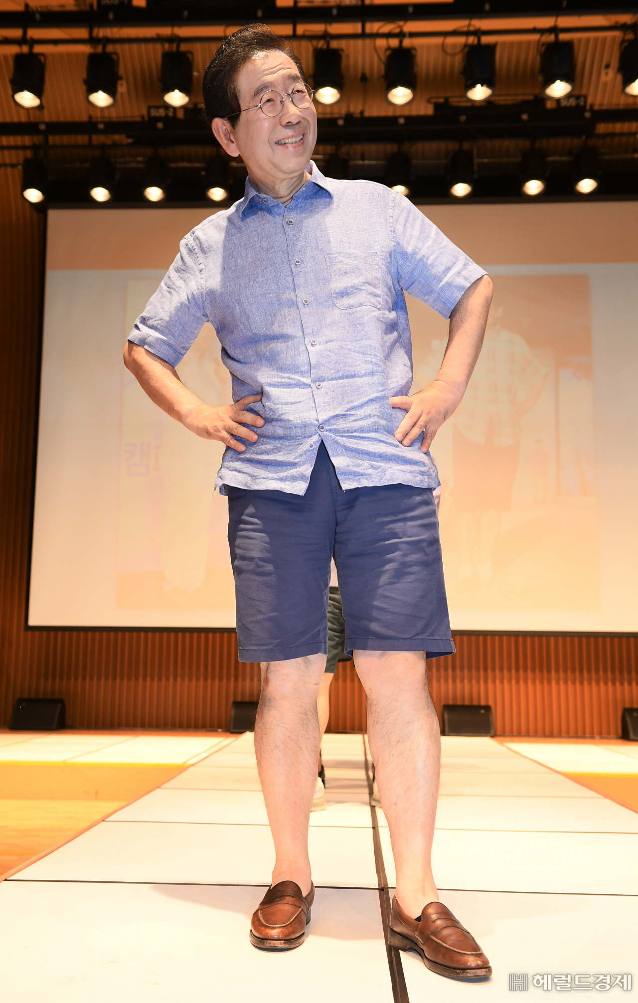 지난 26일 서울시청서 열린 직원 조례에서 박원순 시장이 시원한 반바지 차림으로 패션쇼에 올랐다. [서울시 제공]