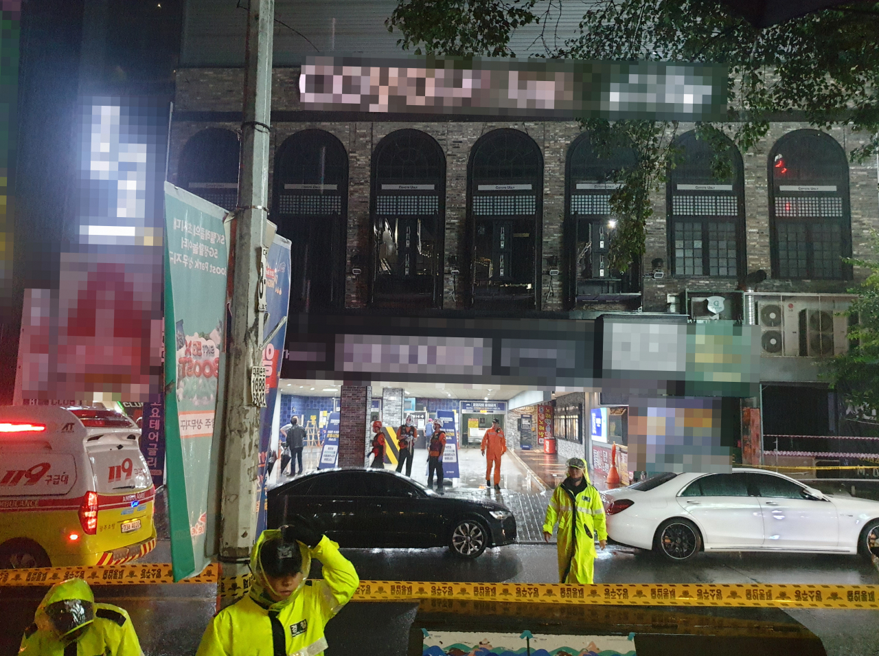 27일 광주 서구 치평동에서 내부 구조물 붕괴로 사망자 2명, 부상자 10여명이 발생한 K클럽의 외관. [연합뉴스]