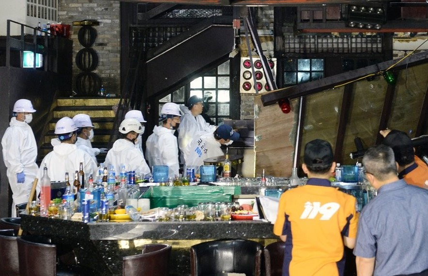 27일 오전 2시 39분께 광주 서구 치평동 한 클럽에서 복층 구조물이 무너져 2명이 사망하고 16명이 다치는 사고가 발생한 가운데 경찰과 소방, 국과수 등 관계자가 현장검증을 하고 있다. [연합]