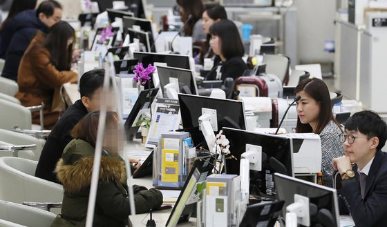 한은 기준금리 인하 영향으로 시중은행이 예금과 대출 금리를 일제히 인하하기 시작했다. [연합뉴스]