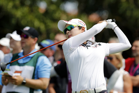 김효주가 지난 27일 프랑스 에비앙레뱅에서 열린 미여자프로골프(LPGA) 투어 에비앙챔피언십 3라운드 3번홀에서 티샷하고 있다. [EPA]