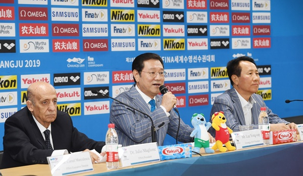 이용섭 2019광주세계수영선수권대회 조직위원장이 28일 남부대학 수영장에서 폐막 소감을 밝히고 있다. 사진 왼쪽은 국제수영연맹 훌리오 마그리오네 회장이고, 맨 오른쪽은 조영석 광주수영대회 사무총장. [광주시]