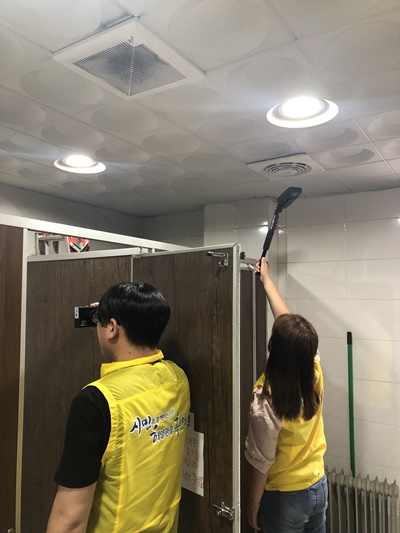 여수시도시관리공단 직원들이 7월 하계 휴가철을 맞아 불법소형몰래카메라 설치여부를 단속하고 있다. [여수시]