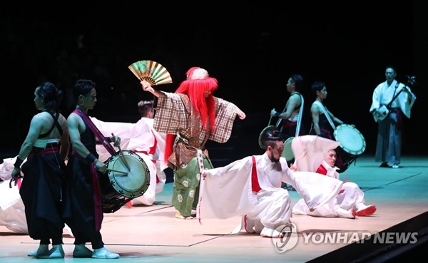 28일 오후 광주 국립아시아문화전당에서 열린 2019광주세계수영선수권대회 폐막식 문화행사에서 차기 개최지 후쿠오카를 알리는 공연이 펼쳐지고 있다. [연합뉴스]
