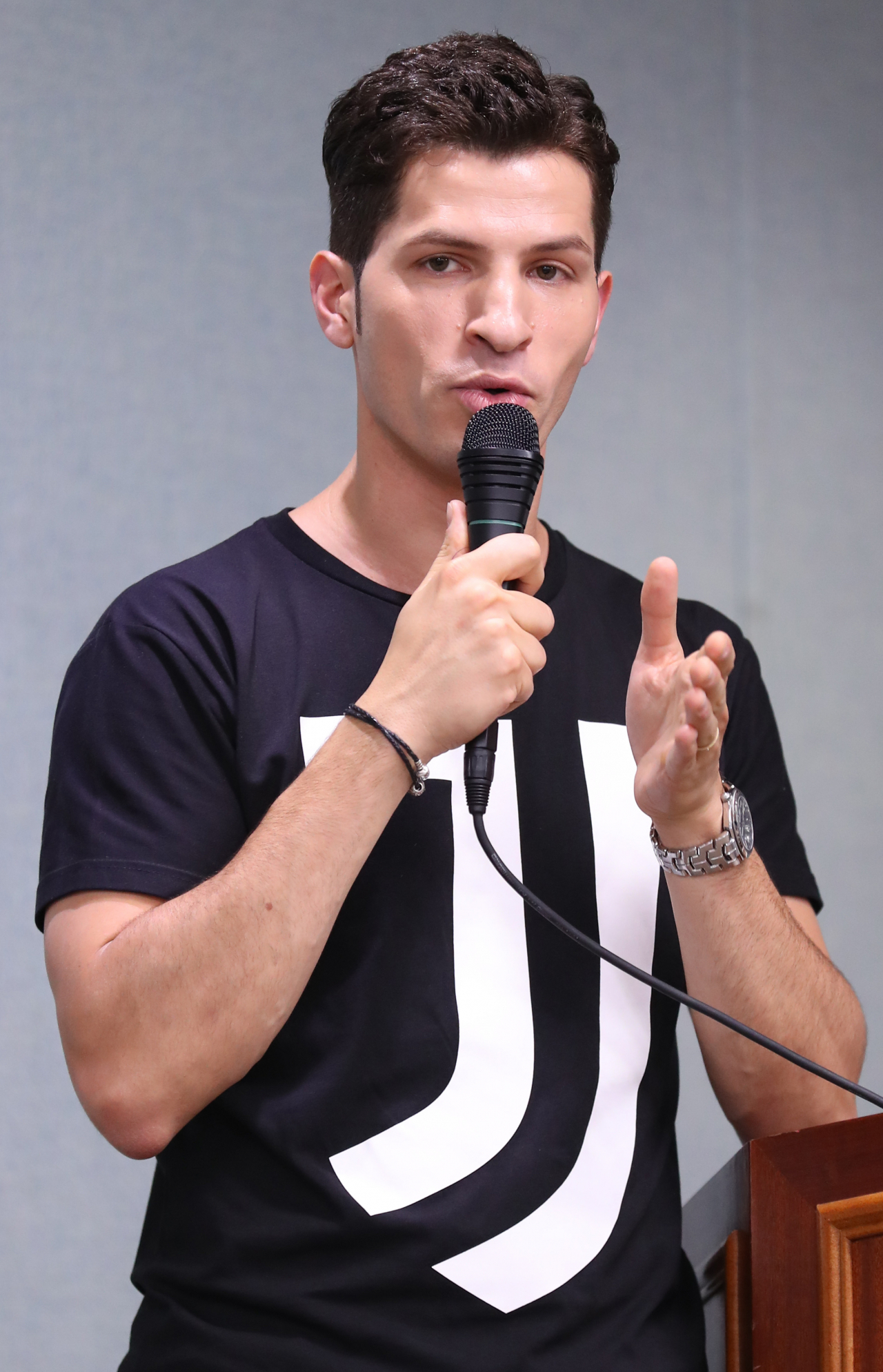 이탈리아 출신 방송인 알베르토 몬디가 지난 26일 서울 마포구 성산동 서울월드컵경기장에서 열린 하나원큐 팀 K리그와 유벤투스 FC의 친선경기 직후 열린 기자회견장에서 방한한 유벤투스 마우리치오 사리 감독의 답변을 통역하고 있는 모습. [연합]