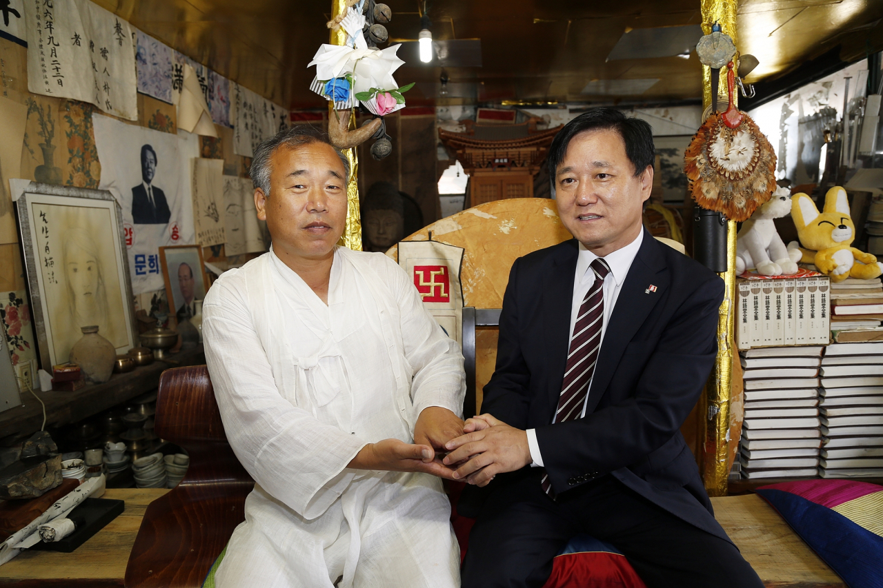 지난 26일 황천모 상주시장(오른쪽)이 배익기씨를 만나 훈민정음 상주본 공개를 요청했다.[상주시 제공]