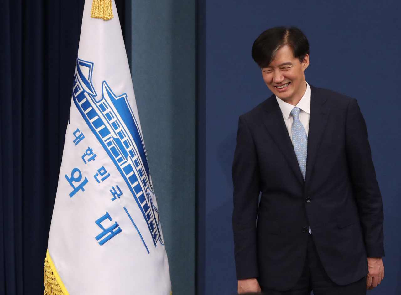 26일 오후 춘추관에서 조국 전 민정수석이 노영민 비서실장의 신임 수석 인선안 발표를 듣고 있다. 연합뉴스